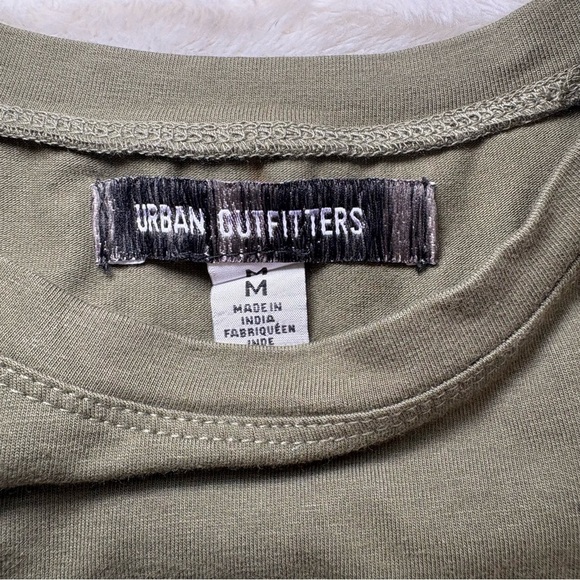 4/25$ Urban Outfitters Cropped Short Sleeve Top W Holographic Bear Medium - Picture 3 of 8